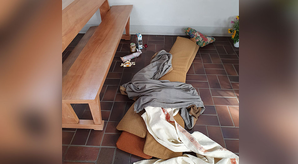 Der Unbekannte nutzte Sitzpolster, ein Kissen und Decken für seinen Schlafplatz. Foto: Anish Matthew