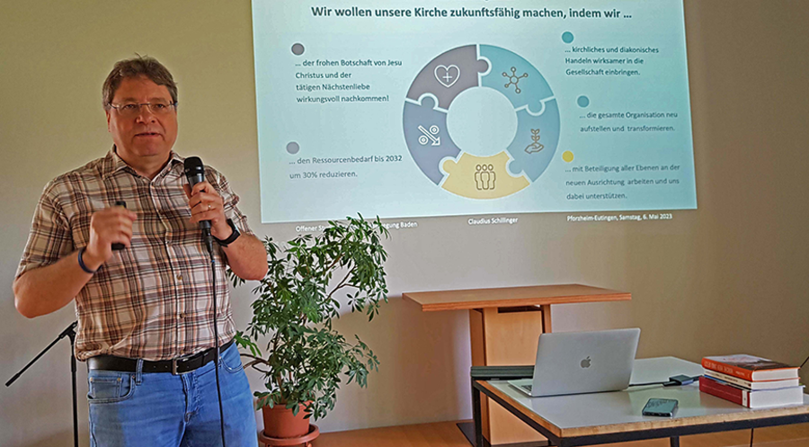 „Für das, was Gott wichtig ist, ist immer Geld da“: Claudius Schillinger, Referent für Öffentlichkeitsarbeit und Fundraising der badischen Kirchenbezirke Karlsruhe-Land und Badischer Enzkreis, verwies auf der Frühjahrstagung der ChristusBewegung Baden darauf, worauf es in Gemeinden ankommt. Foto: Martin Kugele