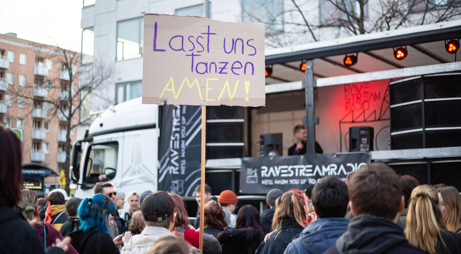 Gegen das Tanzverbot: Eine Demo in München mit mehreren hundert jungen Menschen am 6.4.2023. Foto: IMAGO/aal.photo