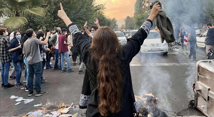 Eine iranische Frau protestiert ohne Kopftuch gegen die Regierung der Islamischen Republik Iran. Diese Proteste wurden in der Vergangenheit mit Gewalt zerschlagen. Foto: picture-alliance/ZUMAPRESS.com|Social Media