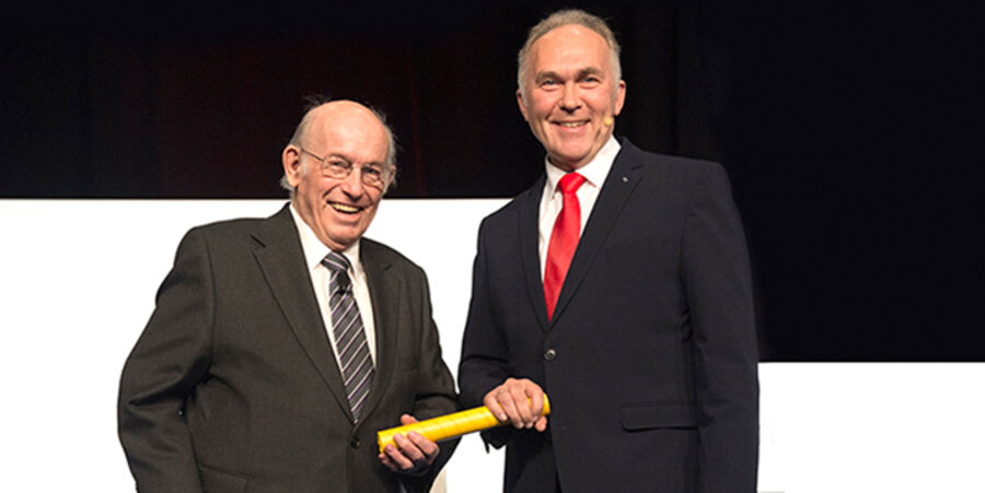 v. l.: Horst Marquardt gibt den Vorsitz des Kongresses christlicher Führungskräfte an Martin Scheuermann ab. Foto: idea/kwerk.eu