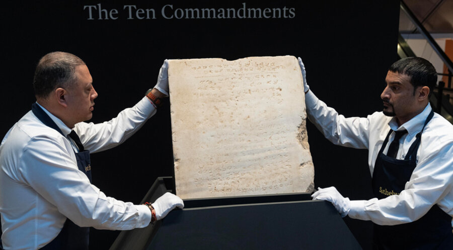 Die Steintafel mit althebräischer Schrift ist 60 Zentimeter hoch und wiegt 52 Kilogramm. Foto: picture alliance / Sipa USA | Lev Radin
