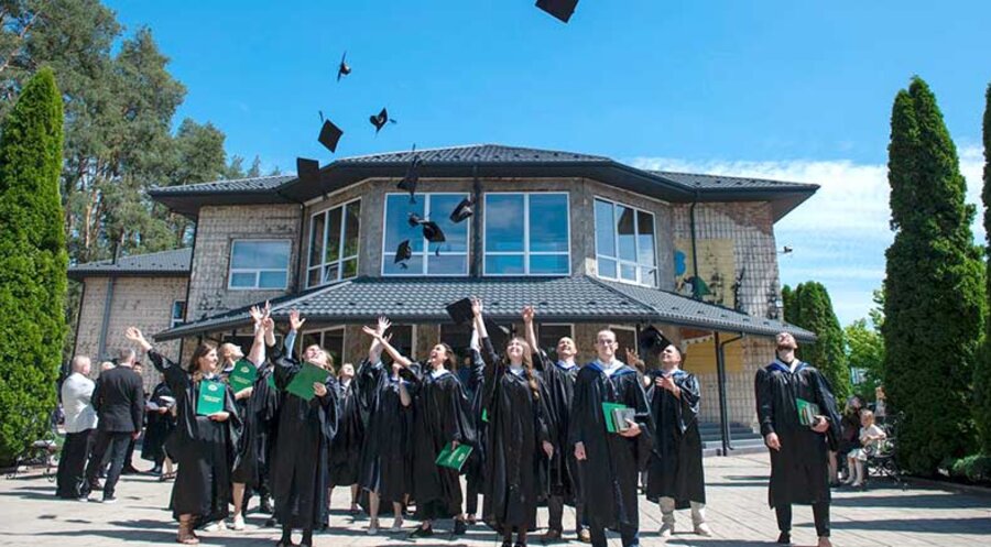 Rund 80 Studenten machten 2025 ihren Abschluss. Sie studierten zwischen einem und vier Jahren. Foto: Privat