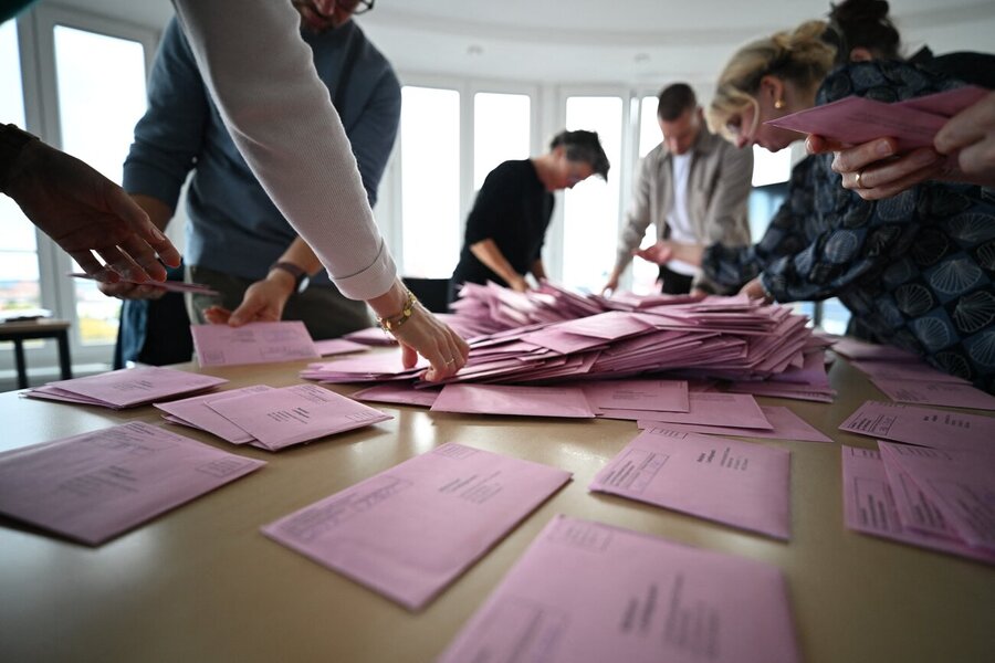 Wahlhelfer bei der Landtagswahl in Mecklenburg-Vorpommern.