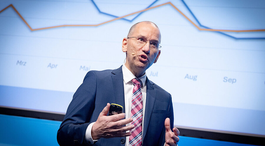 Der Chef der Finanzabteilung der rheinischen Kirche, Henning Boecker, stellte seinen Bericht auf der Landessynode vor. Foto: Rheinische Kirche/Meike Böschemeyer