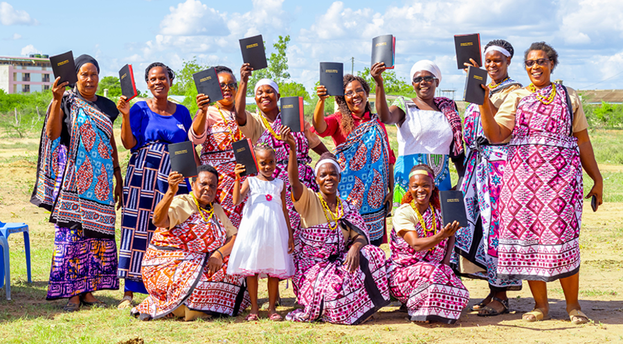 Bibeln für Kenia: „Weltweit bekomen immer mehr Menschen die Möglichkeit, von den mutmachenden Botschaften der Bibel in ihrer Muttersprache zu profitieren.“ Foto: BTLKenya/Daisy Kilel