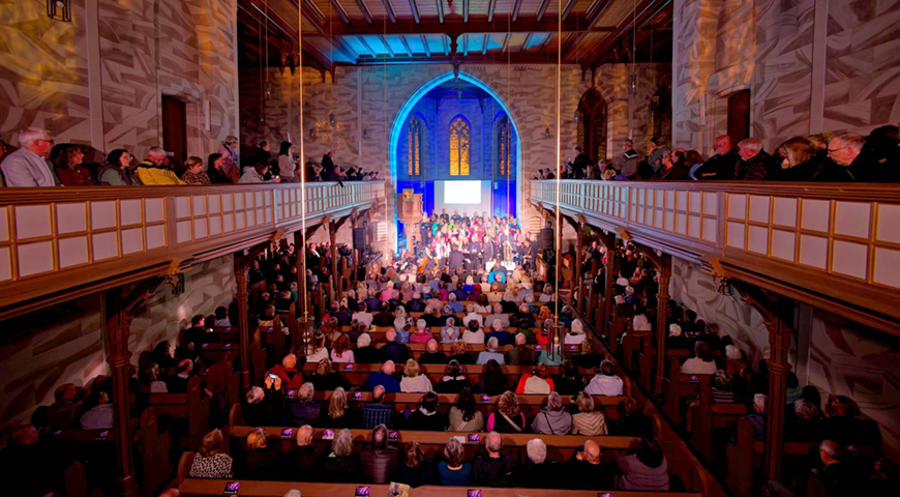 Die Veranstaltung in der Jesus-Christus-Kirche stand unter dem Motto „Aus Liebe geboten“. Foto: Kunst + Glaube e. V. 