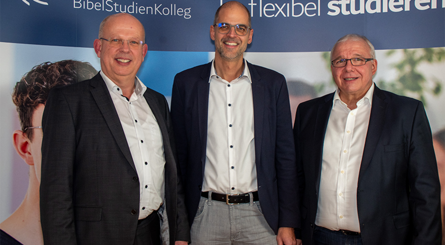 Die Führungsriege des BibelStudienKollegs (v.l.n.r.): Vorstandsmitglied Uwe Wazynski, der neue Vorsitzende Tobias Köhler und BSK-Direktor  Dietrich Mang