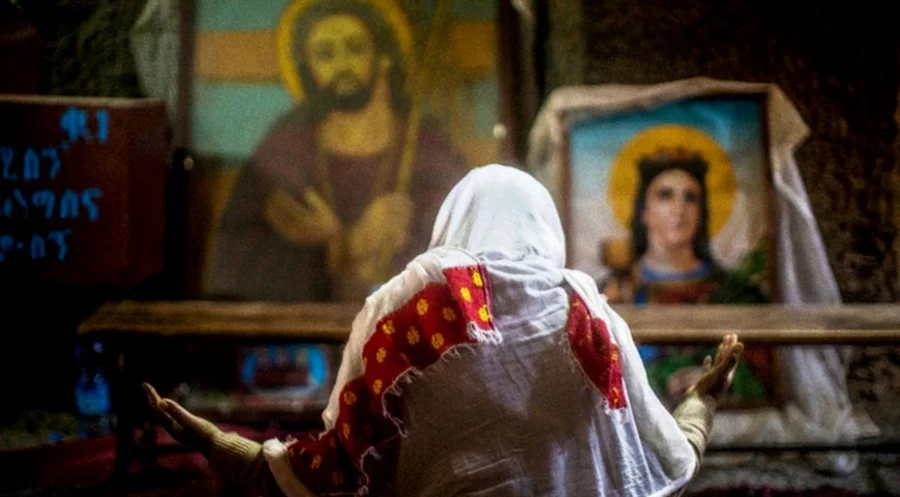 Eine äthiopische Christin beim Gebet. Foto: Ismael Martinez Sanchez/Kirche in Not