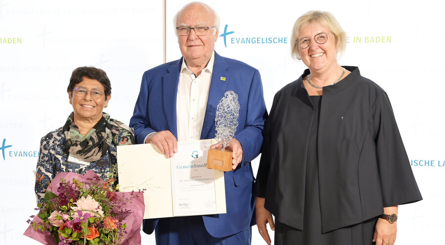 Landesbischöfin Heike Springhart (rechts) überreichte den Evangelischen GemeinSinnPreis an den Unternehmer Martin Herrenknecht, der sich gemeinsam mit seiner Frau Paulina Ariza Suarez-Herrenknecht über die Auszeichnung freute. Foto: Ekiba/Hansjörg Fuchs
 