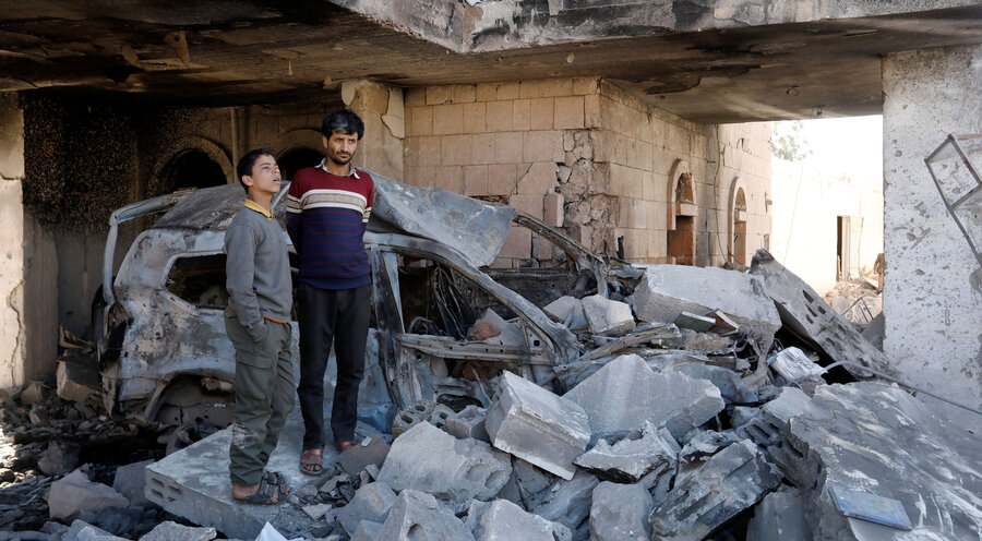 Jemeniten stehen in den Trümmern eines Hauses, das durch Bomben zerstört wurde. Foto: Picture Alliance/Yahya Arhab