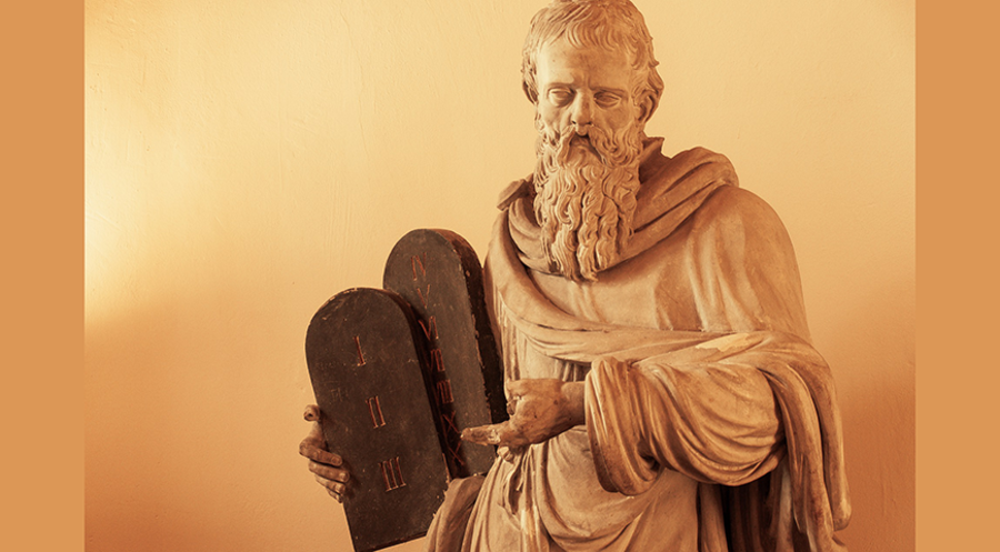 Eine Statue von Mose mit den Zehn Geboten. Foto: pixabay.com