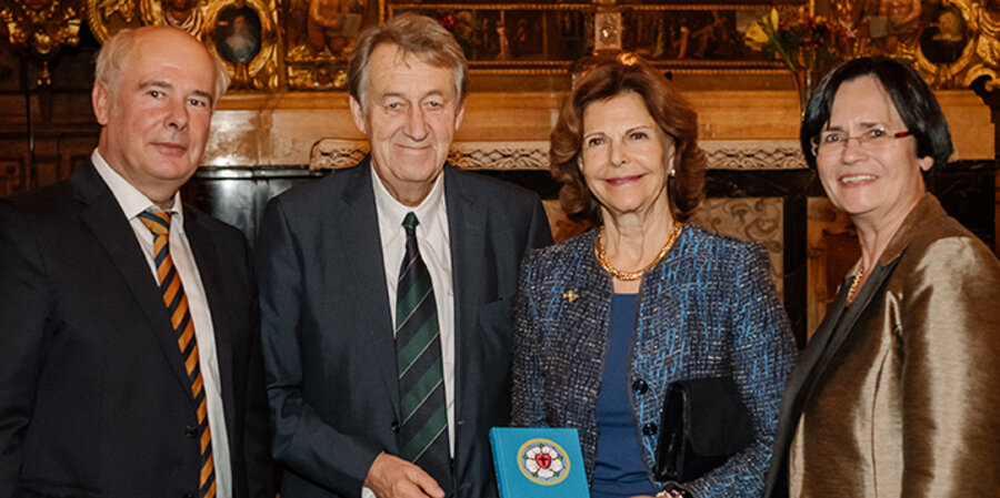 Im Festakt wurde das erste Exemplar des Schwedischen Luther-Breviers an Königin Silvia (2.v.r.) überreicht. Foto: IMLS/Birgit Walsh