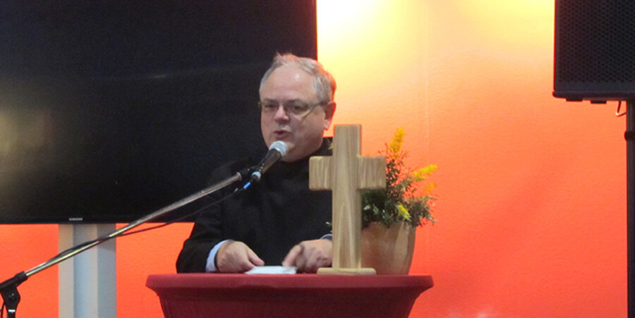 Der Mönch, Missionar und ehemalige Chefarzt, Bruder Ansgar Stüfe von der Erzabtei St. Ottillien, beim Gottesdienst der Aussteller auf der Leipziger Buchmesse. Foto: idea/Pankau 