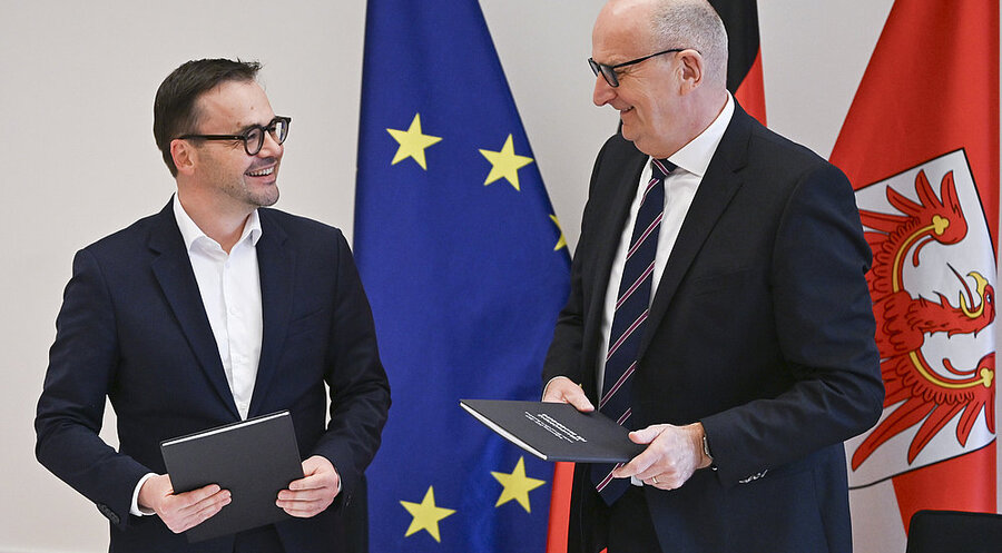 v.l.: Jan Redmann (CDU) und Ministerpräsident Dietmar Woidke (SPD) nach der Unterzeichnung des  brandenburgischen Koalitionsvertrags. Foto: picture alliance/dpa|Jens Kalaene