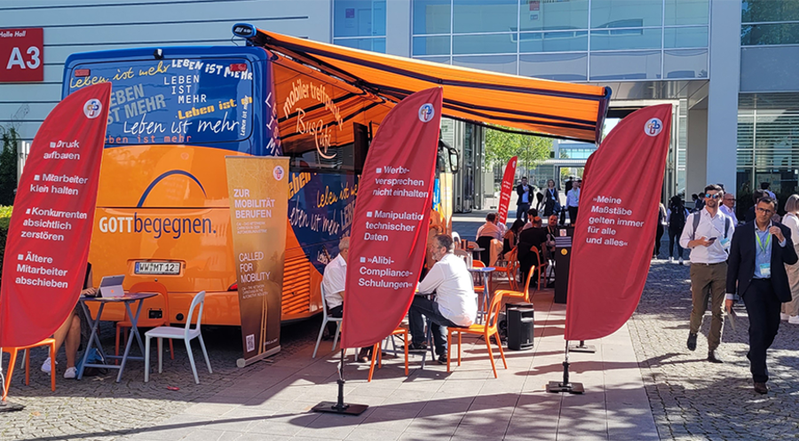 Mit ihrem „Cafébus“ zwischen den Münchner Messehallen bieten die CAI-Mitglieder den IAA-Besuchern eine Anlaufstelle für Gespräche. Foto: privat