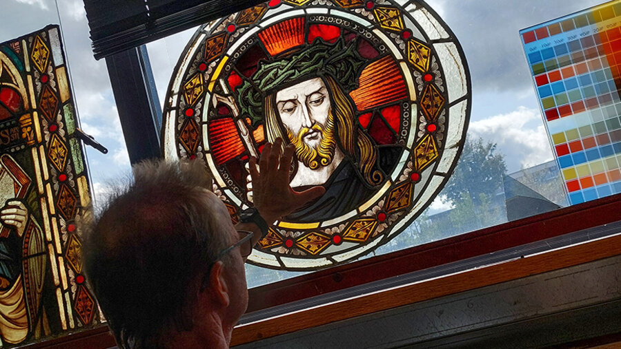 Stefan Lücking hat ein Auge fürs Feine: Der Jesuskopf wurde im Nachhinein eingefügt. Foto: IDEA/Julia Bernhard