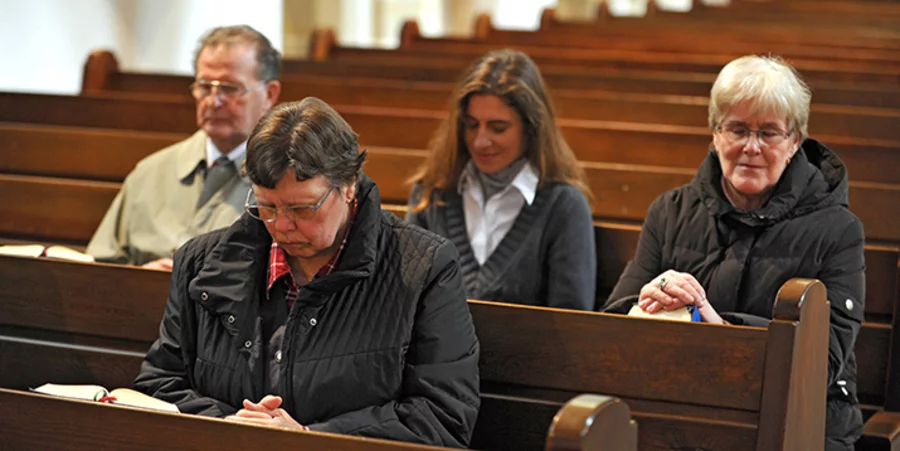 Kein Gottesdienst mit weniger als 15 Besuchern? Der Vorschlag von Pröpstin Petra Kallies wird kontrovers beurteilt. Symbolfoto: imago/stock/people  