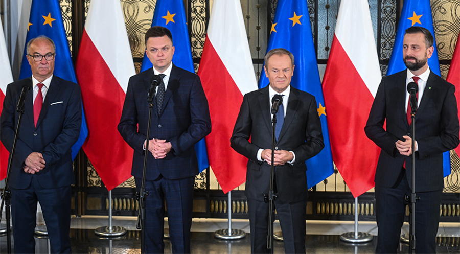 Die „Bürgerkoalition“ ringt um eine neue Regierung mit (v.l.n.r.): Wlodzimierz Czarzasty (Neue Linke), Szymon Holownia (Polen 2050), Oppositionsführer Donald Tusk und Wladyslaw Kosiniak Kamysz (PSL). (Foto: picture alliance/Anadolu/Omar Marques