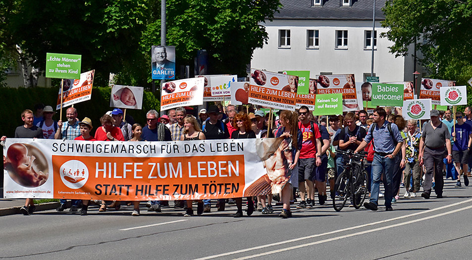 Rund 250 Personen haben beim „Schweigemarsch für das Leben“ im erzgebirgischen Annaberg-Buchholz für das Lebensrecht demonstriert. Foto: Andreas Schroth
