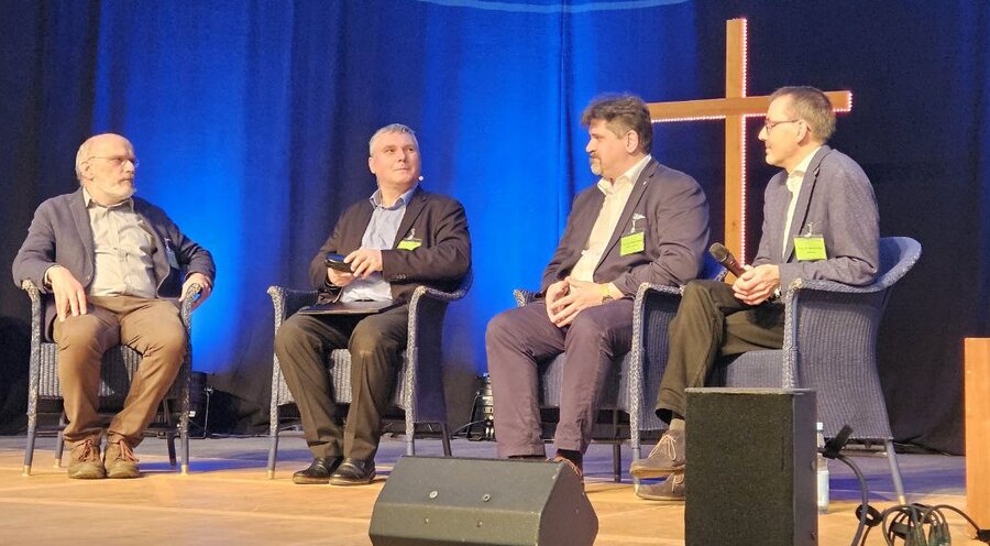 Diskutierten die Chancen und Risiken der Künstlichen Intelligenz: v.l.: Moderator Michael Kotsch sowie die Professoren Eduard Siemens, Peter Wiebe und Daniel Keim. Foto: Tatjana Siemens