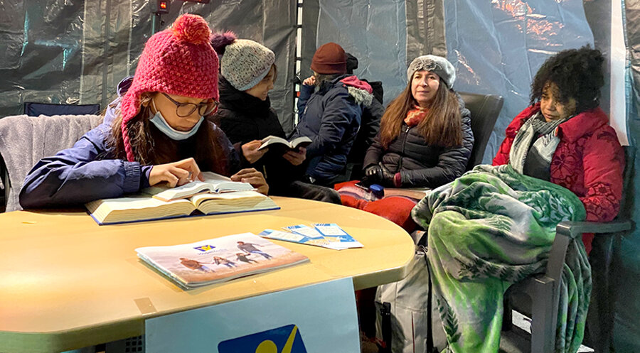 Auch nachts sei trotz niedriger Temperaturen die Vorleseaktion in einem Zelt auf dem Lutherplatz der Stadt nicht gestoppt worden. Foto: Privat