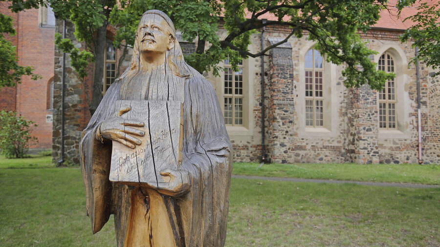 Denkmal von 1911 an Kirchenlieddichter Paul Gerhardt in Gräfenhainichen, Sachsen-Anhalt. 