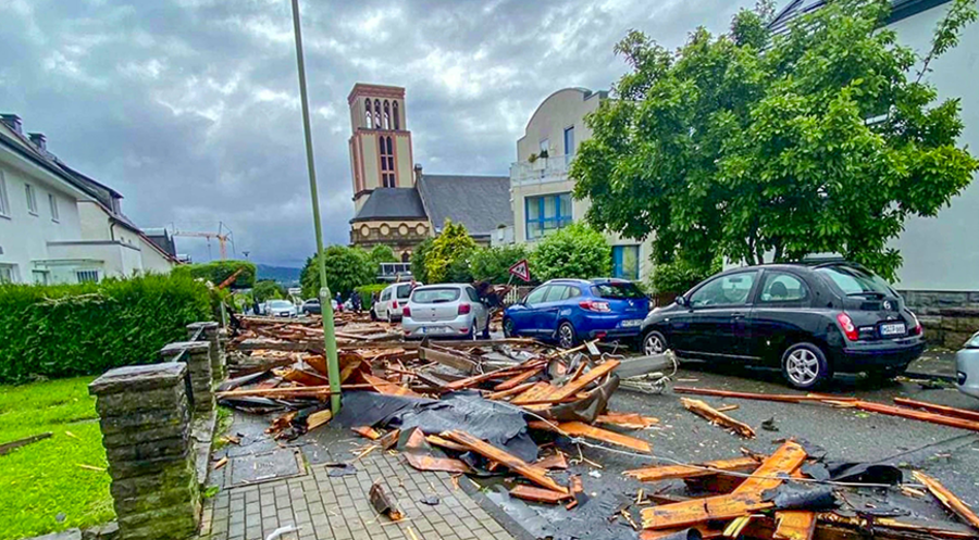 Spur der Verwüstung nach Wirbelsturm: Eine Wohnstraße mit Blick auf die Sankt-Elisabeth-Kirche. Foto: IMAGO/Einsatz-Report24 