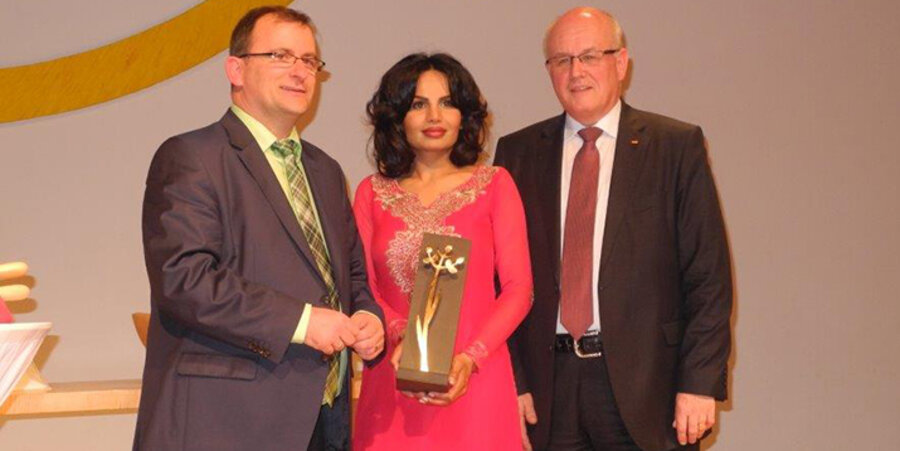 v.l.: der Vorsitzende der Apis, Pfarrer Steffen Kern, „Hoffnungsträgerin“ Sabatina James, der Vorsitzende der CDU/CSU-Bundestagsfraktion, Volker Kauder. Foto: idea/Grasse