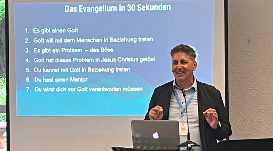 Stefan Vatter: Zuerst die zentralen Aussagen des Evangeliums vermitteln, dann tiefergehend darüber ins Gespräch kommen. Foto: IDEA/Daniela Städter