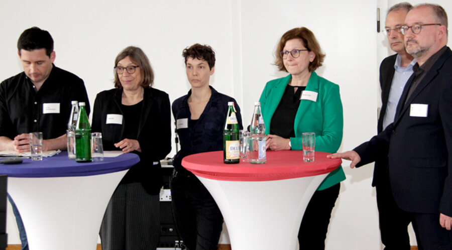 v. l.: Prof. Martin Wazlawik, Helga Dill, Sabine Wallner, Kirchenrätin Daniela Fricke, theologischer Vizepräsident Ulf Schlüter und Superintendent des Kirchenkreises Christof Grote bei der Vorstellung der Substudie. Foto: EKvW