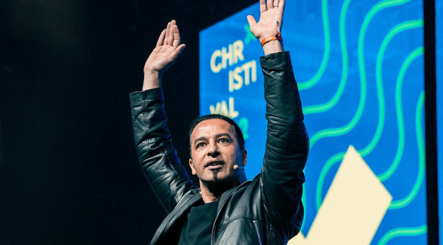 Der Komiker Bülent Ceylan beim CHRISTIVAL. Foto: Hannes Neumann