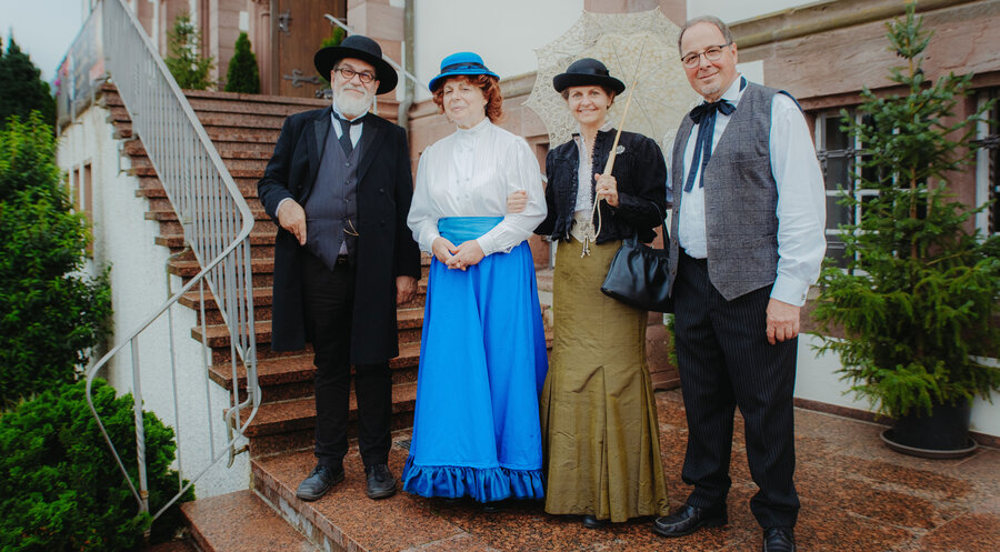 Prof. Bernd Brandl (Heinrich Coerper), die Leiterin des Freien Theaters Bad Liebenzell, Barbara Schmidtke (Drehbuch und Regie), Stephanie Thieser (Organisation und Gesamtleitung des Theaterprojekts), Udo Schmitt (Sprecher und Bühnenbild). Foto: Mario Wilson
 