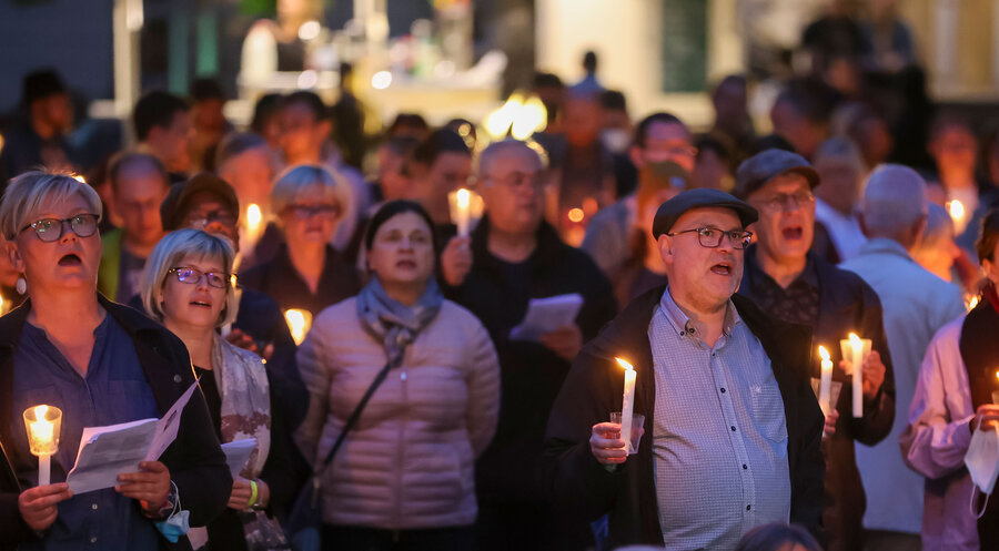Im Jahr 2021: Menschen singen während der Aktion „Deutschland singt“ auf dem Universitätsplatz in Halle. Foto: Picture Alliance/Jan Woitas