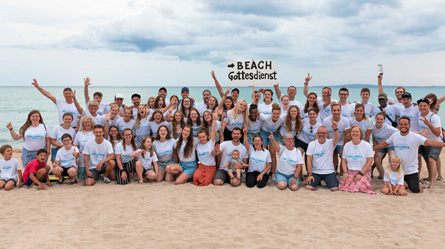 Das Team von „Reach Mallorca“: Große Strandgottesdienste sind in diesem Jahr wegen Corona nicht möglich, aber zu kleineren Aktionen und informellen „Beach-Gottesdiensten“ können die Mitarbeiter die Urlauber einladen. Foto: Esther Baumann