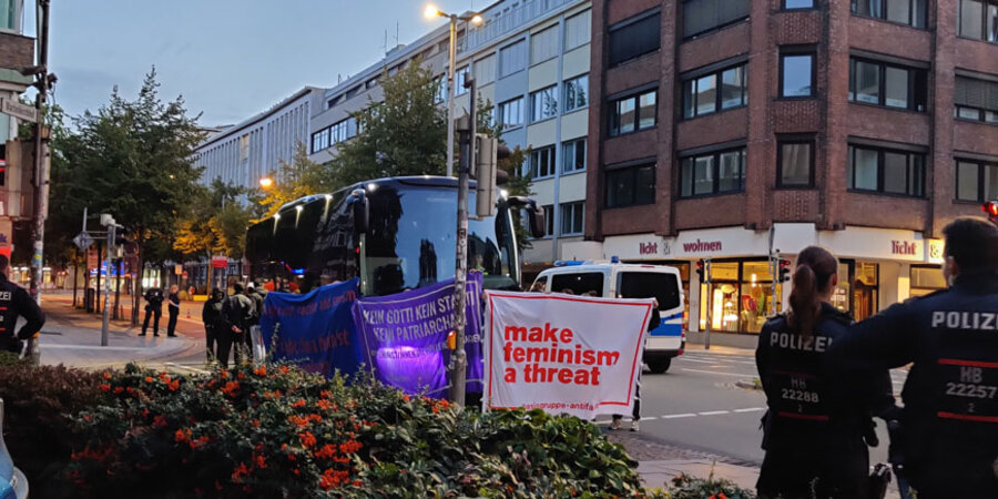Linksradikale verzögerten am 20. September 2025 die Abfahrt des Busses zum „Marsch für das Leben“.