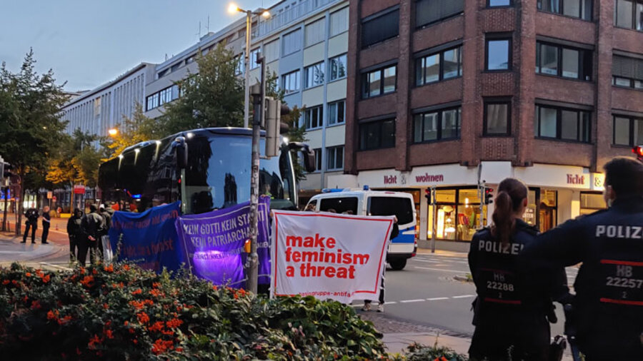 Linksradikale verzögerten am 20. September 2025 die Abfahrt des Busses zum „Marsch für das Leben“.