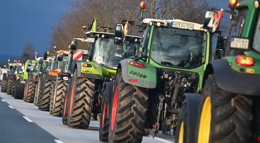 Landwirte protestieren - wie hier mit ihren Traktoren auf der Autobahn A66 bei Wiesbaden-Nordenstad - mit groß angelegten Aktionen gegen die Sparpläne der Bundesregierung. Foto: picture alliance/dpa/Arne Dedert