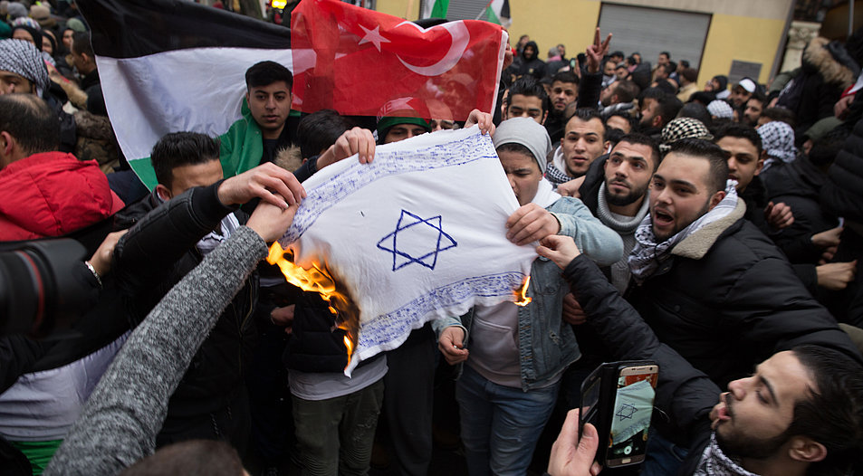In Deutschland kommt es immer wieder zu Demonstrationen und antisemitischen Vorfällen. Foto: picture-alliance/Jüdisches Forum für Demokratie und gegen Antisemitismus e.V./dpa
