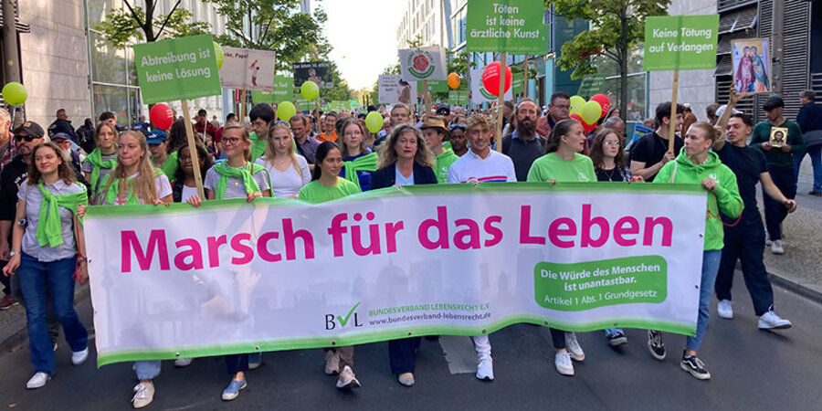 Alexandra Maria Linder (Mitte) mit anderen Lebenschützern in Berlin. Foto: IDEA/Markus Pletz