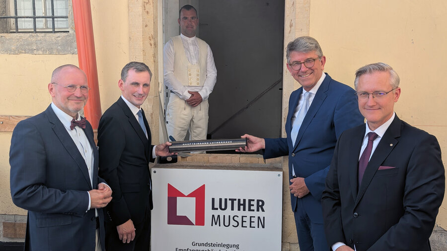 Feierten die Grundsteinlegung des neuen Eingangsgebäudes am Lutherhaus: (v. l.) Direktor Thomas T. Müller, Bildungsminister Jan Riedel, Maurermeister Maximilian Wegener, Kulturstaatsminister Wolfram Weimer und Bürgermeister André Seidig. Foto: Stiftung Luthergedenkstätten in Sachsen-Anhalt/Johannes Killyen