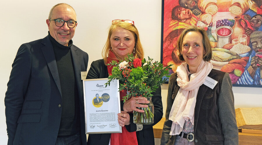 v. l.: Der Vorsitzende des Fördervereins Frank Bossert, die Preisträgerin Anette Bauscher und die Finanzleitung des Fördervereins Susanne Smyrek bei der Preisverleihung. Foto: AWM