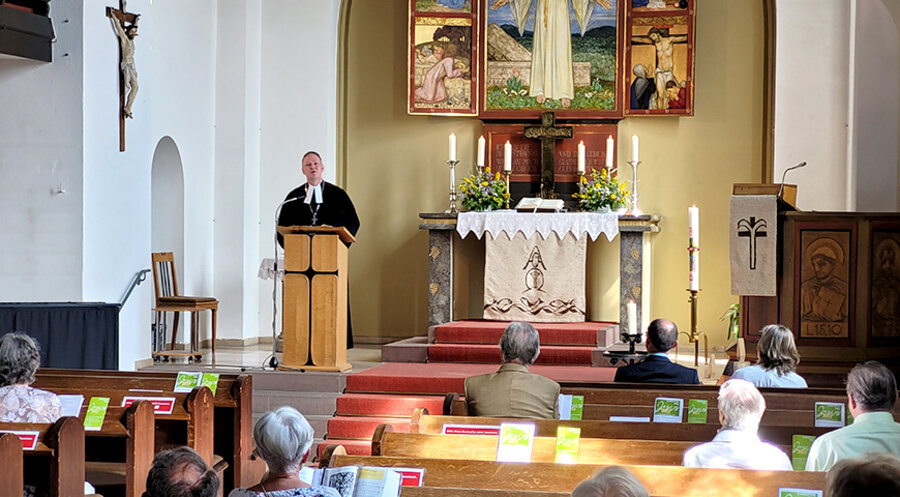 Dekan Till Roth auf dem „Christustag“ in der evangelischen Auferstehungskirche in Lohr am Main. Foto: IDEA/Romy Schneider