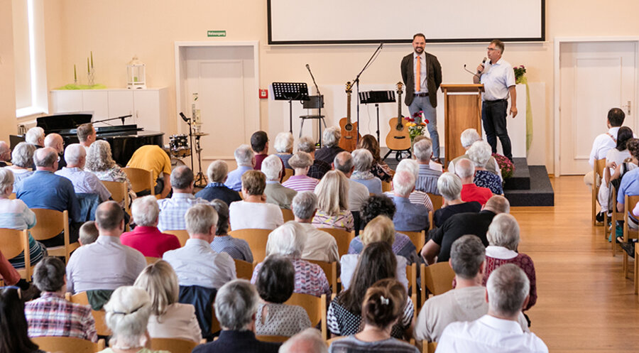 Filip Horvat (auf der Bühne links) beim Gemeinschaftstag des Evangelischen Gemeinschaftsverbandes AB im Bibelheim Bethanien. Foto: Susanne Wenz