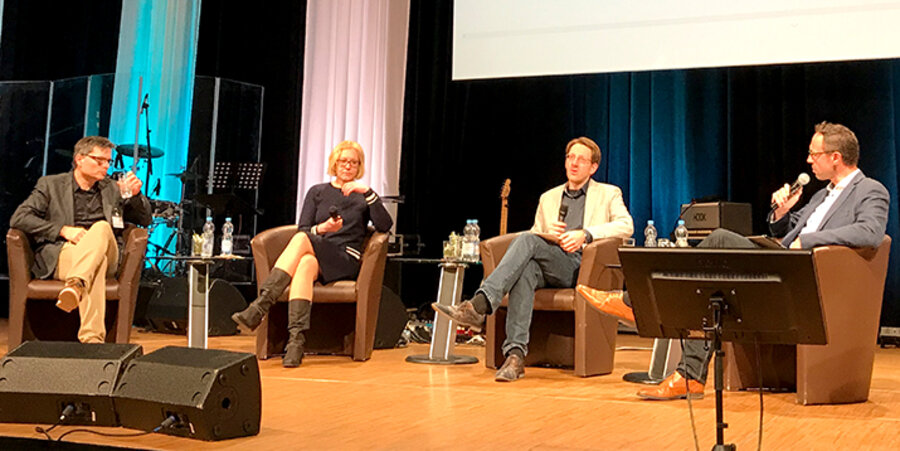 v. l.: Der Vorstandsvorsitzende von ERF-Medien, Jörg Dechert, die Chefkorrespondentin des epd, Corinna Buschow, der langjährige Leiter des Portals evangelisch.de, Hanno Terbuyken, und Moderator Joachim Stängle. Foto: idea/Matthias Pankau