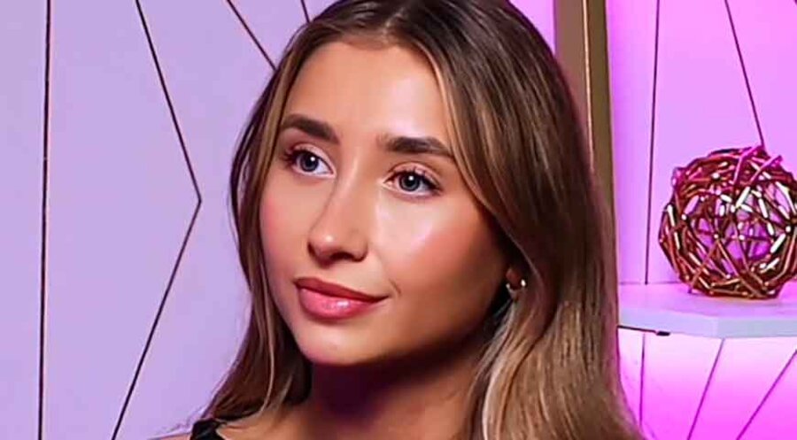 Die britische Erotikdarstellerin Lily Phillips ließ sich taufen. 