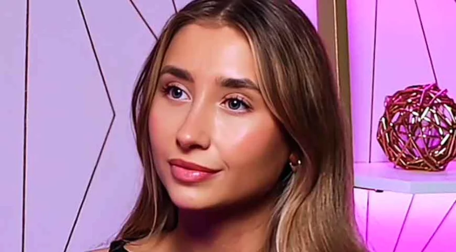 Die britische Erotikdarstellerin Lily Phillips ließ sich taufen. 