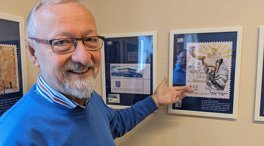 Albrecht Kaul hat eine Ausstellung zur Geschichte Israels auf Briefmarken konzipiert. Foto: Privat