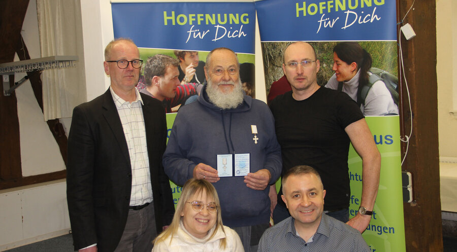 Natalija und Serhij Bolchuk (vorne) haben das ukrainische Weiße Kreuz „Honor et Gloria“ überreicht. Foto: Hoffnung für Dich