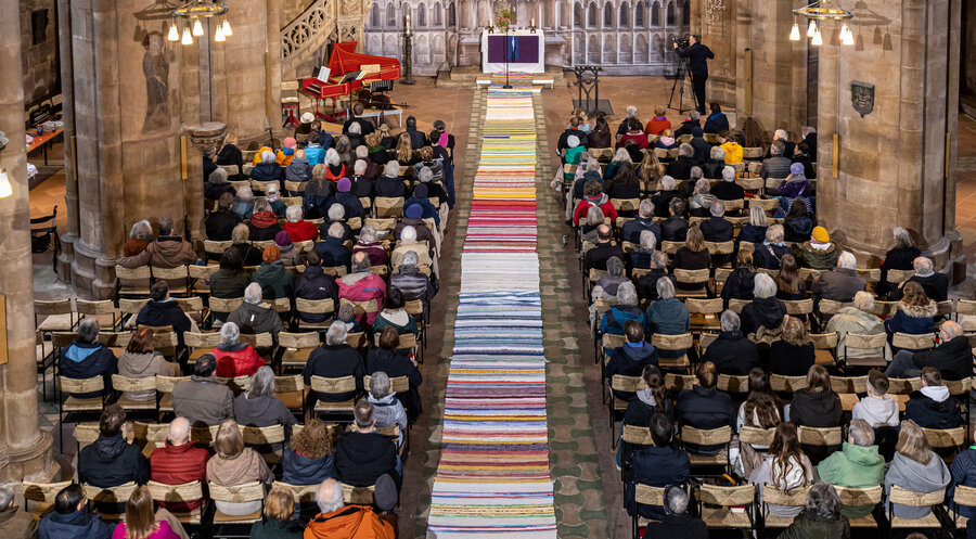 Der Teppich reicht durch das ganze Kirchenschiff, fast bis an den Bürgersteig heran. Foto: Christian Lademann